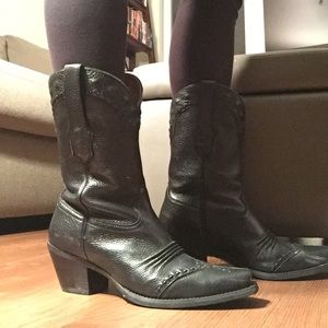 Ariat blk Dixie cowboy boot! Sz8B. Style 10001367